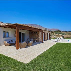 3 bedroom villa with infinity pool and jacuzzi, Scopello, sleeps 5-6